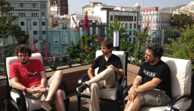 Alberto Sedano en el centro, conversando con José Manuel Sande, guionista de 'Arraianos' (izquierda) y Domécec Boronat, de Cineciutat, en el festival de Las Palmas.