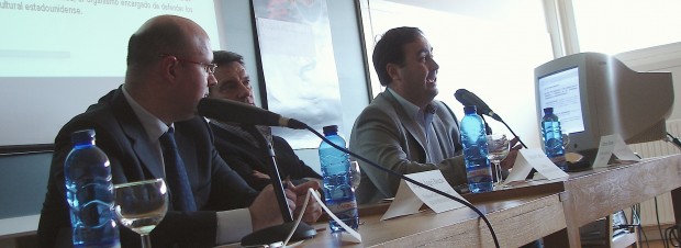 Miguel Ángel Bouza, profesor de derecho mercantil en la Universidad de Vigo; y Octavio Dapena, director de Antipiratería EGEDA, dirigiéndose al público. En el centro, Antonio Varela, director de Pórtico Audiovisual, que ejerció de moderador.
