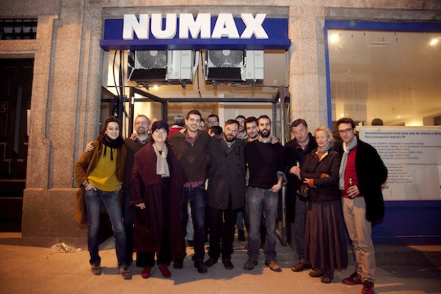 Aki Kaurismäki, acompañando a los impulsores del proyecto, en la fiesta de preapertura de NUMAX.