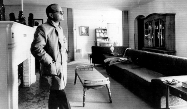 Truman Capote en la sala de la familia Clutter