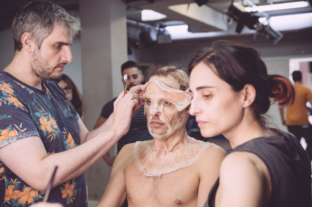 O actor Jon Kortajarena sendo maquillado por Óscar del Monte