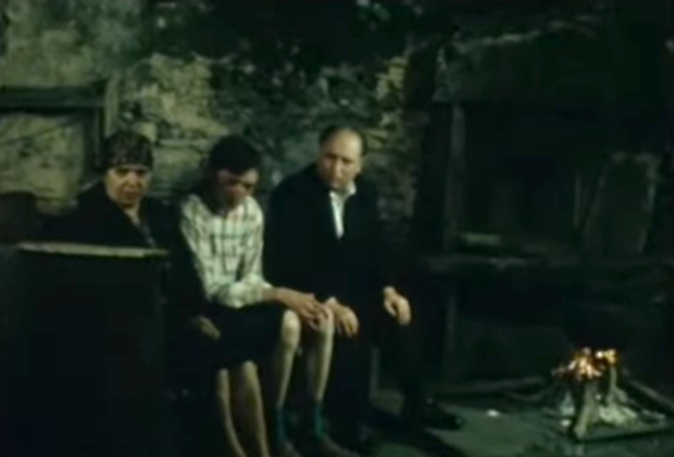Fotograma de 'Eu, o tolo' (1982). Dolores Rivas, Xosé M. Olveira (Pico) e Manuel Barreiro Ouro. Rodada na casa Vella dos Barreiro Rivas.